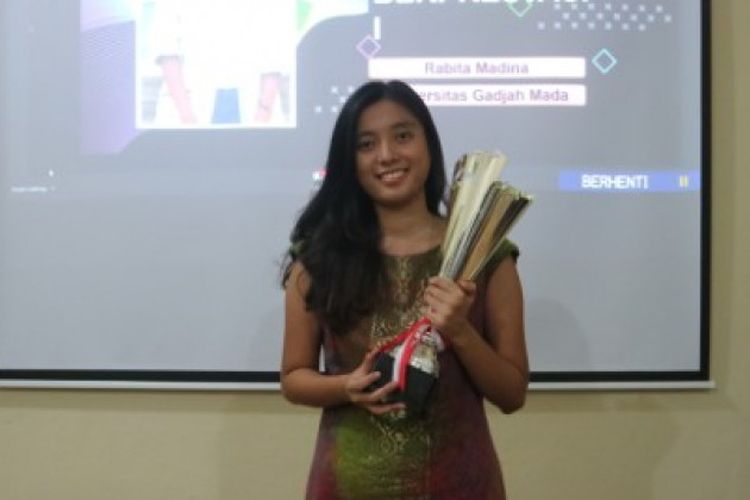 Mahasiswa International Undergraduate Program (IUP) Fakultas Hukum Universitas Gadjah Mada (UGM), Rabita Madina, berhasil menyabet gelar juara 1 kategori sarjana Pemilihan Mahasiswa Berprestasi (Pilmapres) Nasional 2020. 