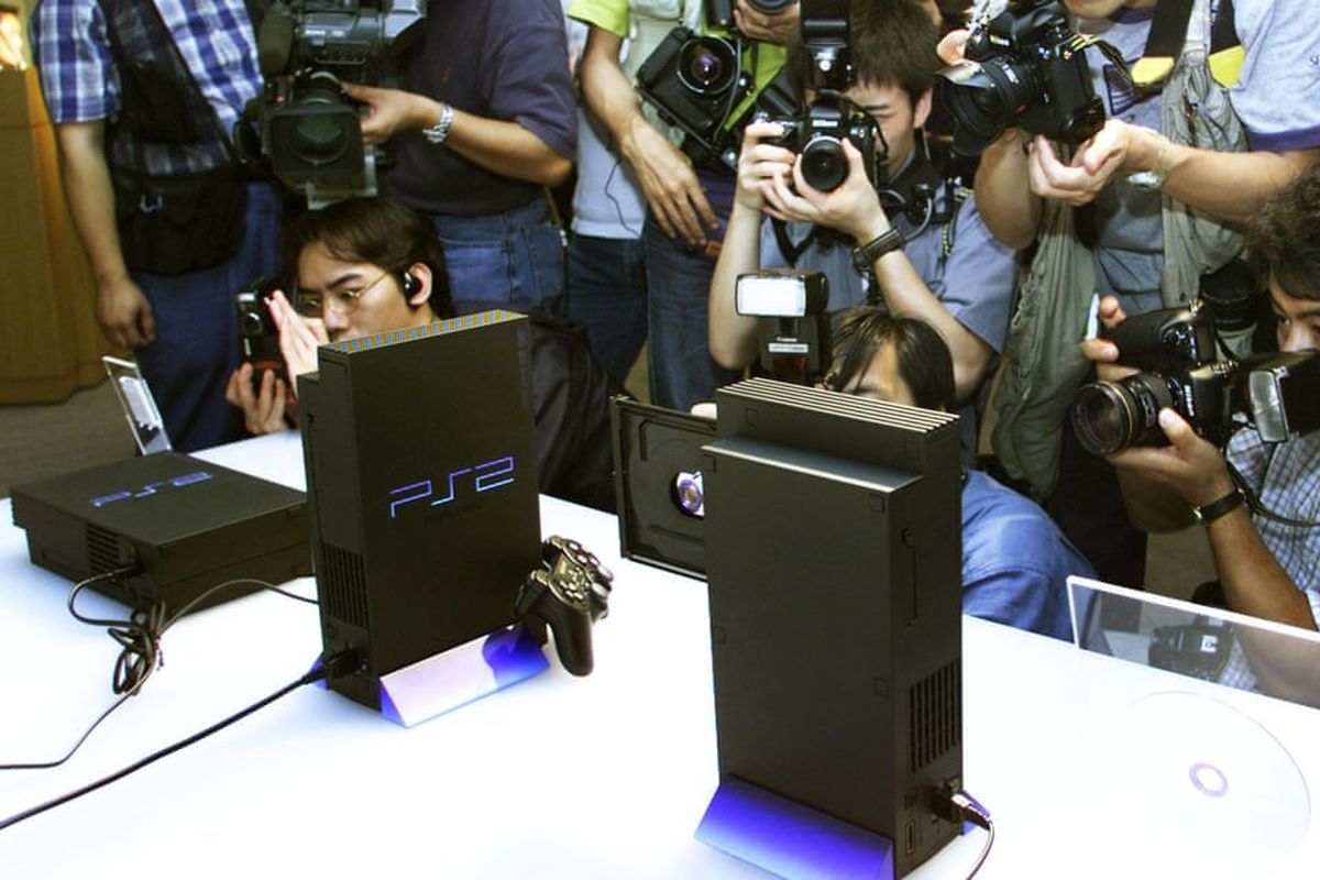 Suasana terkuaknya konsol game PS2 di Tokyo, Jepang, pada 1999.