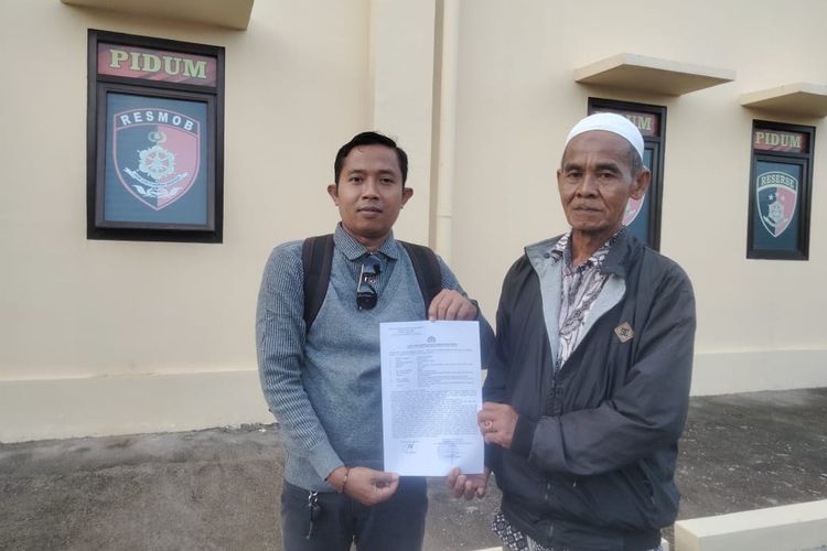 Moh. Sadik (59), seorang guru ngaji di dusun Kombira, Desa Rubaru, Kecamatan Rubaru, Kabupaten Sumenep, Jawa Timur, bersama Marlaf Sucipto (kanan), kuasa hukum pelapor, saat menunjukkan bukti laporan di kantor Polres Sumenep.