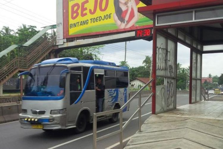 Salah satu shelter BRT diruas jalan Sukarno-Hatta, Bergas, tepatnya didepan SMAN 1 Bergas, Kabupaten Semarang yang kondisinya memprihatinkan.  UNGAR