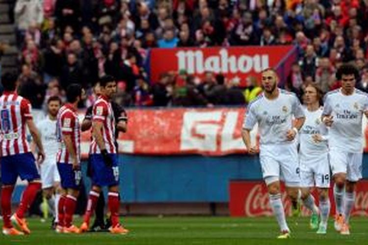 Selebrasi bomber Real Madrid, Karim Benzema, seusai mencetak gol ke gawang Atletico Madrid dalam lanjutan Liga BBVA di Vicente Calderon, Minggu (2/3/2014). 