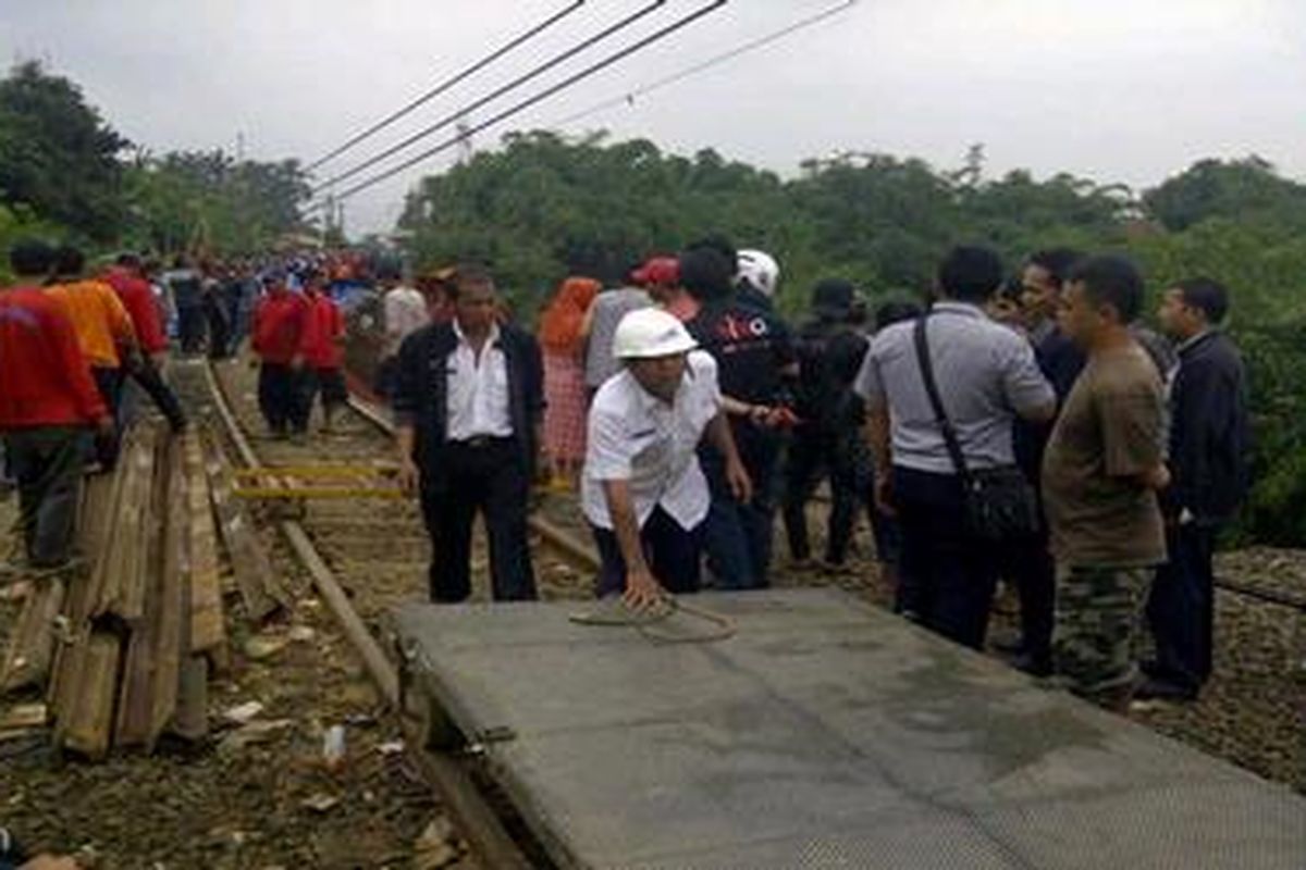Material tanah dan batu yang diperlukan untuk menguruk longsor di jalur kereta api Cilebut-Bojong Gede di Kabupaten Bogor diperkirakan mencapai 35.000 meter kubik.