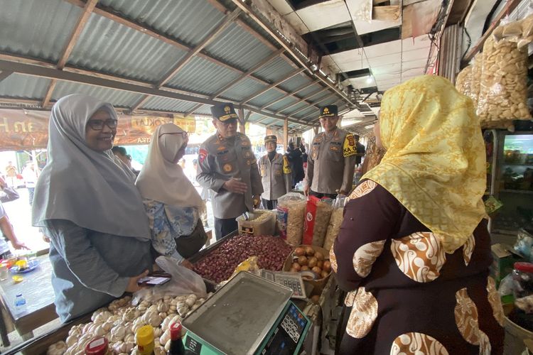 Momen pedagang curhat terkait kenaikan harga pangan saat dikunjungi Kapolda Lampung Irjen Helmy Santika, Jumat (8/3/2024) di Pasar Tamin, Bandar Lampung.