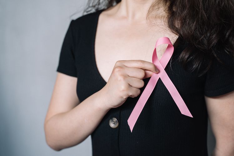 Deteksi dini gejala kanker payudara akan membuka peluang lebih besar dalam pemulihan dan penyembuhannya. 