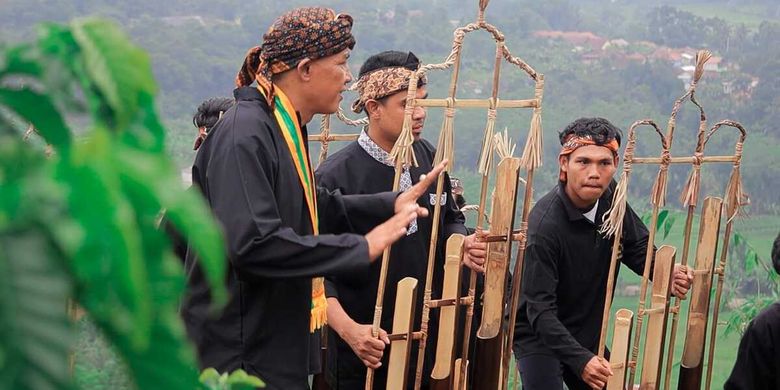 Angklung Gubrag diiringi tarian khas sunda sedang dimainkan oleh masyarakat Desa Mekarjaya, Kecamatan Cigudeg, Kabupaten Bogor, Jawa Barat.