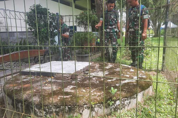 Tiga anggota TNI Kodim 0705/Magelang memeriksa sumur di dekat toilet pintu masuk kompleks Taman Wisata Candi Borobudurl Magelang, Jawa Tengah, Rabu (4/1/2023). Sebelumnya, pada Minggun (1/1/2023), ada insiden bocah 7 tahun yang tercebur di sumur tersebut.