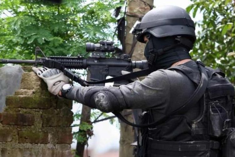 Densus 88 personnel stands off against suspected terrorists