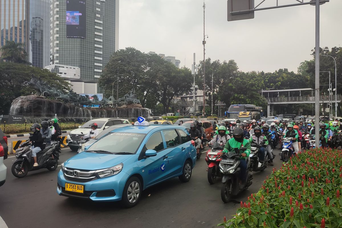 Lalu lintas di kawasan Monas, Jakarta Pusat, Senin (1/7/2024) pagi ramai lancar jelang hari ulang tahun (HUT) ke-78 Bhayangkara.