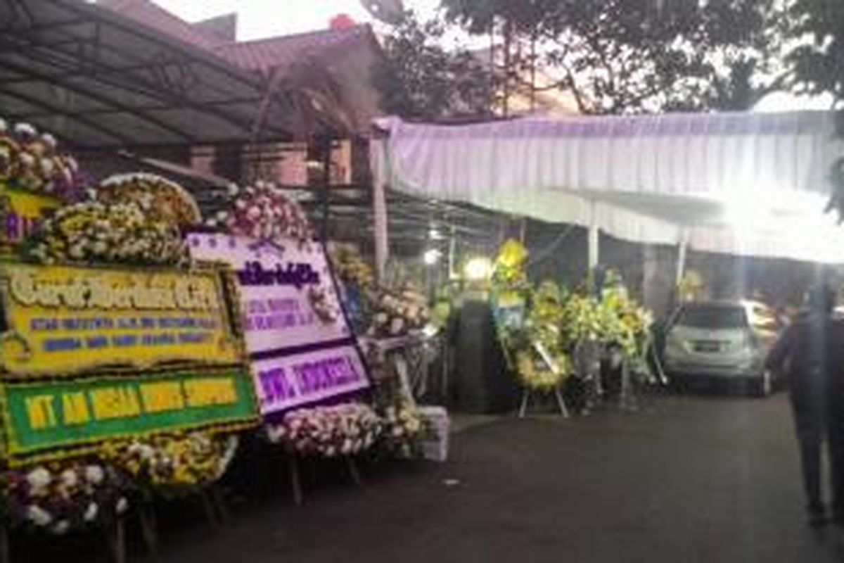Kediaman Meiyanne Diah Permata Saad di kawasan Kebayoran Baru, Jakarta Selatan, dipenuhi bunga ucapan duka cita pada Kamis (3/9/2015).