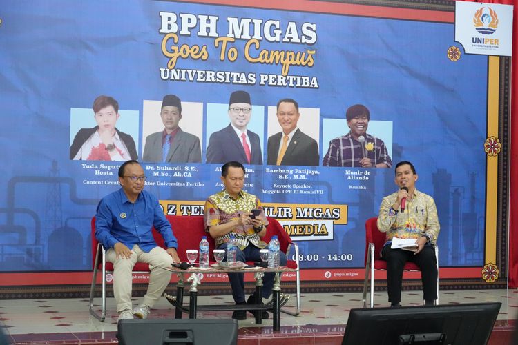 Anggota Komite BPH Migas Abdul Halim dan anggota Komisi VII DPR RI Bambang Patijaya menjadi keynote speaker dalam acara BPH Migas Goes to Campus di Universitas Pertiba, Pangkalpinang, Kepulauan Bangka Belitung, Rabu (25/9/2024). 