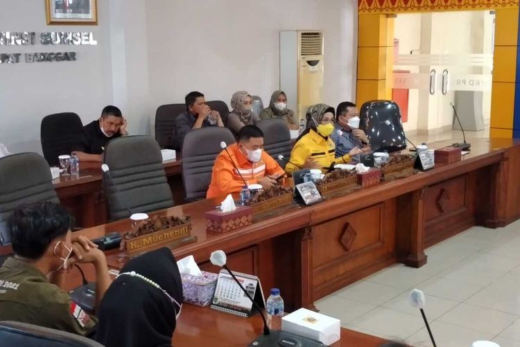 Ketua DPRD Provinsi Sumatera Selatan Anita Noeringhati (baju kuning) bersama pihak BEM Unsri menggelar konferensi pers terkait tak hadirnya rektorat Kampus Unsri untuk klarifikasi kasus pelecehan seksual, Senin (6/12/2021).