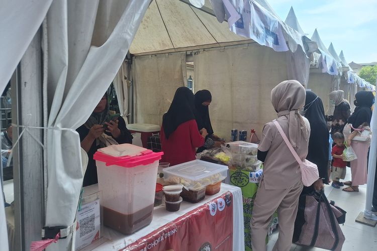 Pedagang Merasa Terbantu Perekonomiannya saat Berjualan di Bazar Serempak