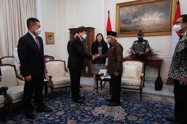 Wakil Presiden Ma'ruf Amin menerima kunjungan Sekretaris Partai Komunis China Provinsi Fujian Zhou Zuyi di Istana Wakil Presiden, Jakarta, Selasa (9/5/2023).