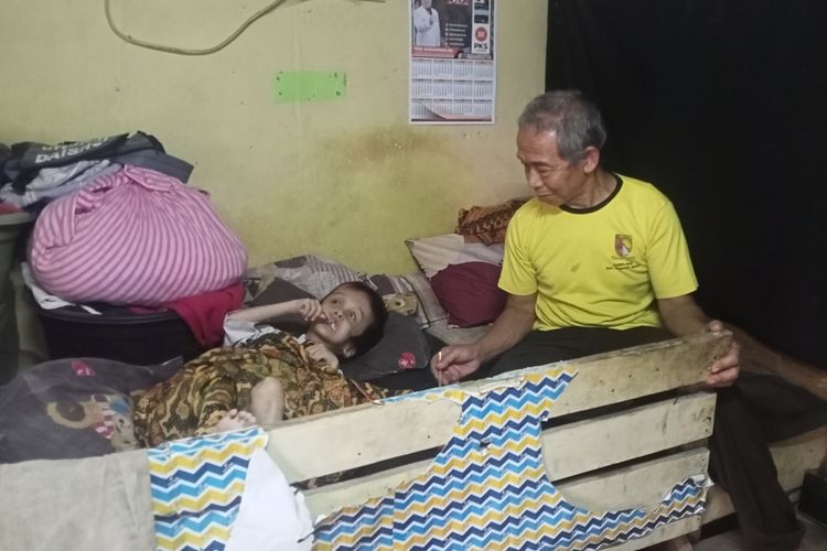 Sutaryo (63) hanya bisa pasrah menerima kondisi sang anak Fitri Adriansyah (20) yang menderita penyakit hidrosepalus. Hingga saat ini belum ada bala bantuan dari Pemerintah Daerah (Pemda) Kabupaten Bandung terkait biaya pengobatan Adriansyah yang sudah mengidap Hidrosepalus selama 20 tahun.
