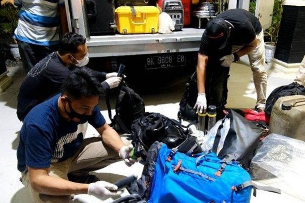 Subulussalam police personnel inspected the luggage of the documentary filmmaker in Subulussalam City, May 7.