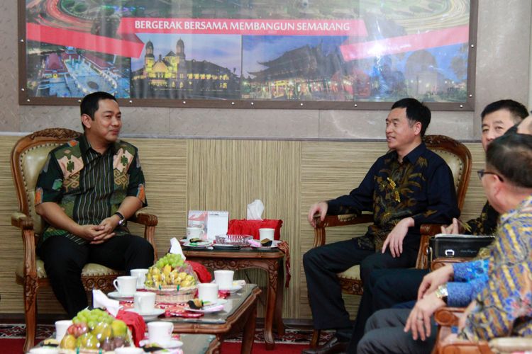 Jianyang City Party Secretary, Yang Xin Qiang membahas peluang kerja sama bidang pariwisata dengan Wali Kota Semarang Hendrar Prihadi di Semarang, Selasa (11/7/2017). Kedua kota memiliki kedekatan sejarah karena tokoh Laksamana Cheng Ho yang pernah singgah di Semarang dan mendirikan Klenteng Sam Po Kong.