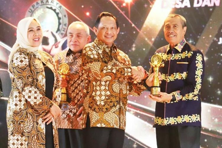 Gubernur Riau, Syamsuar, mendapatkan penghargaan Upakarya Wanua Nugraha.