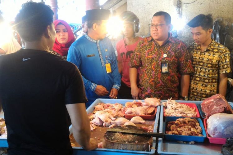 Kepala Dinas Perindustrian dan Perdagangan (Perindag) Kota Batam, Zarefriadi usai melakukan sidak di sejumlah pasar tradisional di Batam, Jumat (27/7/2018). Saat ini harga jual ayam potong di Batam capai Rp 42 ribu perkilonya