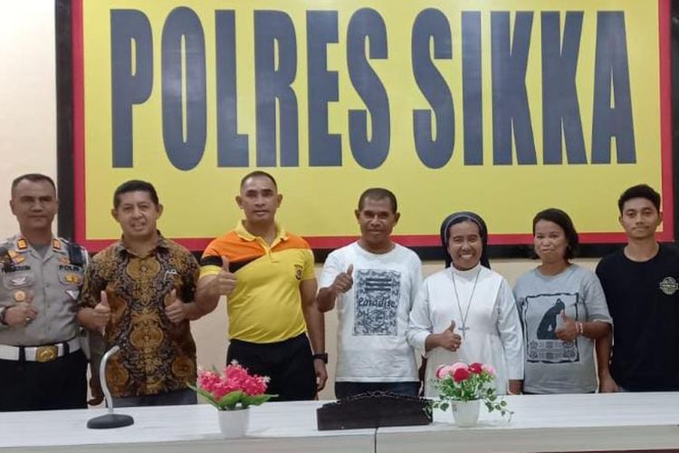 Foto: Pose bersama Kapolres Sikka, 
AKBP Nelson Filipe Dias Quintas didampingi Rektor Institut Filsafat dan Teknologi Kreatif (IFTK) Ledalero, Pater Otto Gusti Madung (kiri) bersama sejumlah elemen masyarakat di Kantor Polres Sikka, Jumat (30/9/2022). (Sumber: Dokumen IFTK Ledalero)
