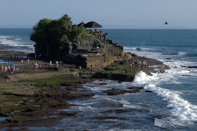 Tanah Lot, salah satu wisata di Bali untuk dikunjungi saat Galungan. ANTARA FOTO/Nyoman Hendra Wibowo/nz
