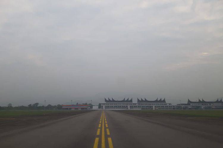 Kabut menyelimuti kawasan  Bandara Internasional Minangkabau, Kamis (14/9/2023)