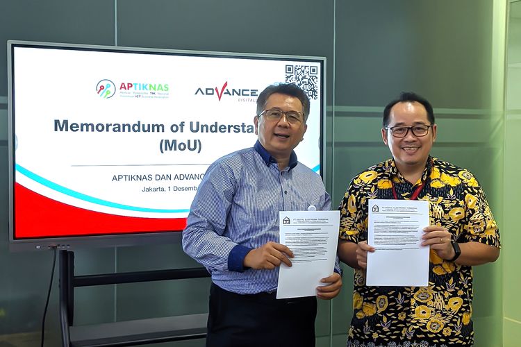 Director Sales & Marketing Advance Digitals Teddy Tjan (kiri) bersama Sekjen Aptiknas Fanky Christian (kanan) usai menandatangani MoU kerja sama, Jumat (1/12/2023).