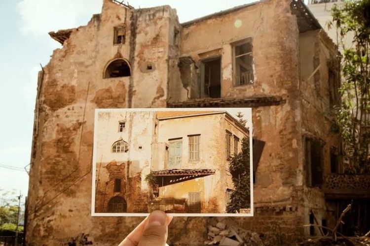 Sebuah serial baru fotografi memperlihatkan Khoury dan Cardozo memegang kartu pos-kartu pos mereka di depan kerangka bangunan yang hancur karena ledakan.