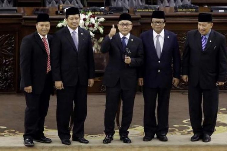 Pimpinan MPR-RI periode jabatan 2014-2019 foto bersama usai pengambilan sumpah Ketua dan Wakil Ketua MPR-RI di Gedung Nusantara, MPR/DPR/DPD-RI, Senayan, Jakarta, Rabu (8/10/2014). Zulkifli Hasan (tengah) terpilih sebagai Ketua MPR.