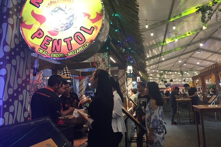 Beberapa pembeli tampak memilih makanan yang hendak di cicippi di stan makanan Jakarta Street Food Festival di La Piazza, Summarecon Kelapa Gading, Jumat (09/11/2018).