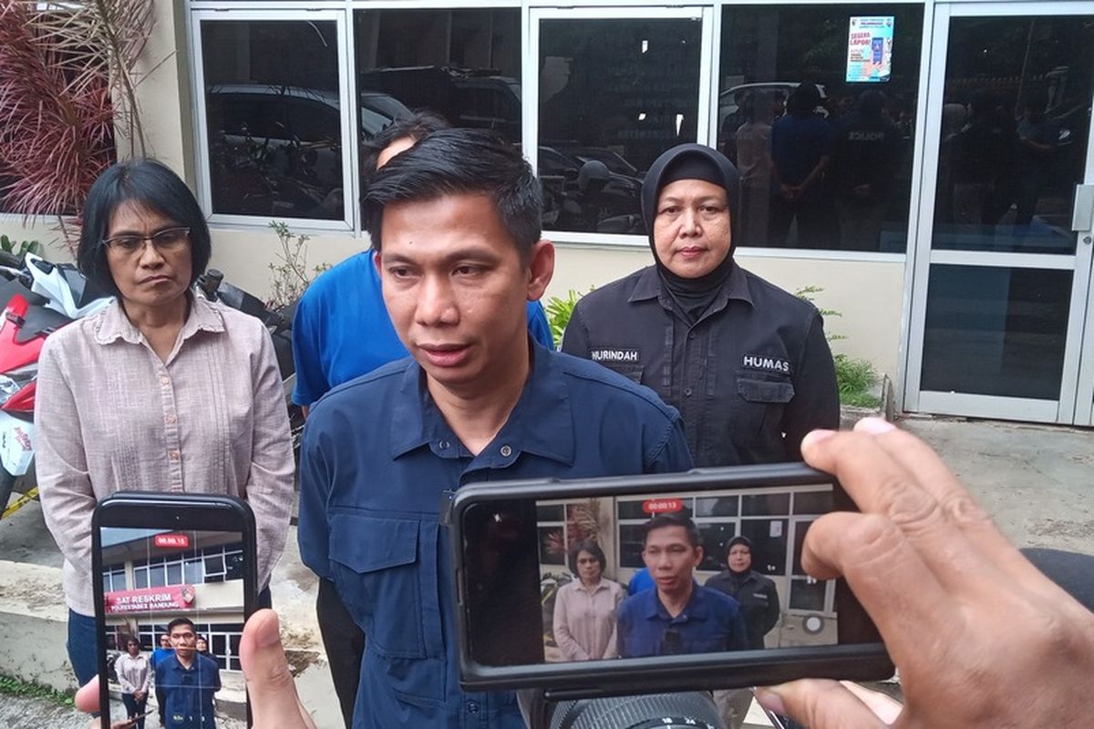 Kasatreskrim Polrestabes Bandung AKBP Anton jrlaskan kronologis kecelakaan yang tewaskan satu pelaku pencuri pikap, di Kantor Satreskrim Polrestabes Bandung, Selasa (20/1/2026)