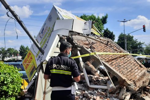 Transjakarta Tabrak Pos Polisi di PGC hingga Hancur, Saksi Dengar Bunyi Ledakan