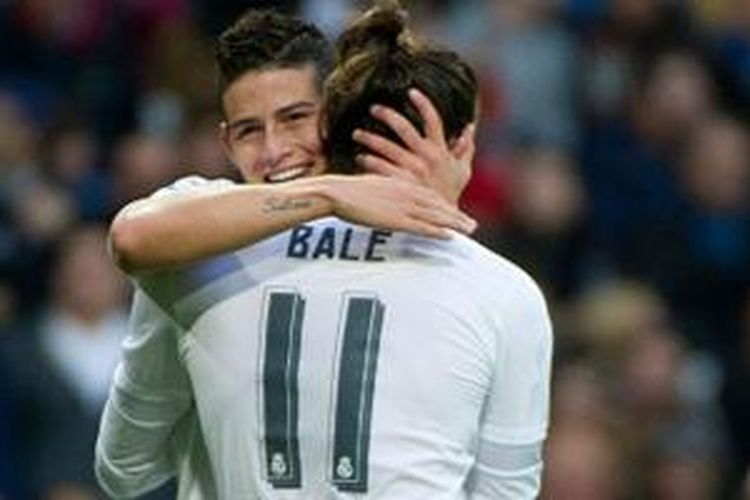 James Rodriguez merayakan gol Gareth Bale saat Real Madrid menang atas Rayo Vallecano di Santiago Bernabeu, Minggu (20/12/2015).