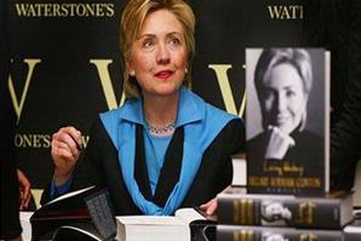 Hillary Rodham Clinton menandatangani novel autobiografinya 'Living History' dalam sebuah acara promosi di London, Inggris, 3 Juli 2003.