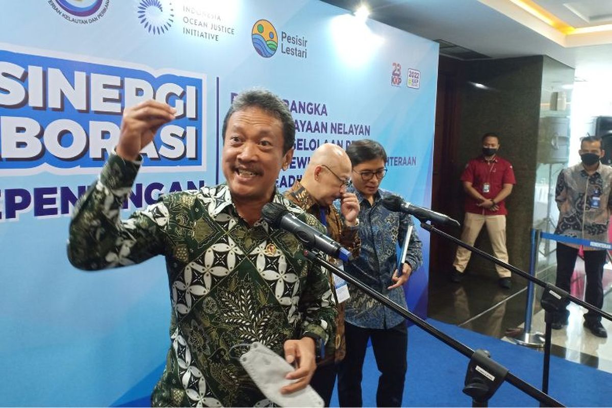 Menteri Kelautan dan Perikanan Sakti Wahyu Trenggono saat memberikan keterangan kepada wartawan.