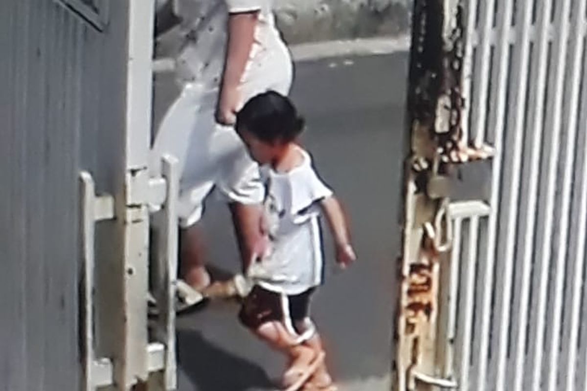 Tangkapan layar dari rekaman video CCTV milik tetangga PR yang menunjukkan PR dibawa oleh seseorang yang tak dikenal.