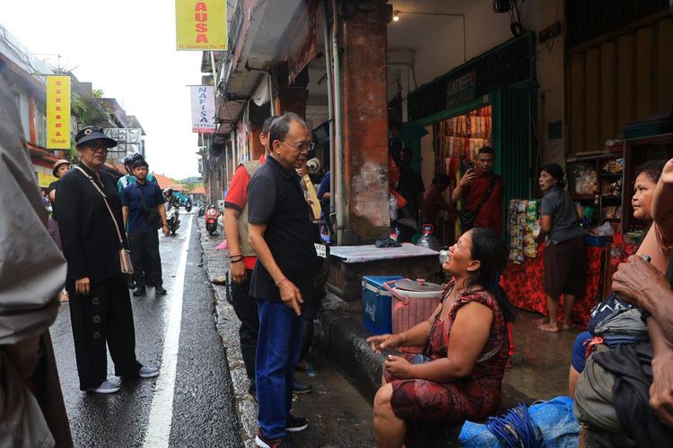 Gubernur Bali Wayan Koster mendengarkan keluh kesah korban terdampak banjir di Pasar Kumbasari, Jalan Sulawesi, Jalan Gajah Mada, dan Hasanuddin, Denpasar, Rabu (10/9/2025).