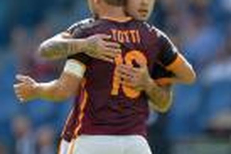 Radja Nainggolan menyalamati Francesco Totti saat bermain imbang 2-2 melawan Sassuolo, Minggu (20/9/2015). 