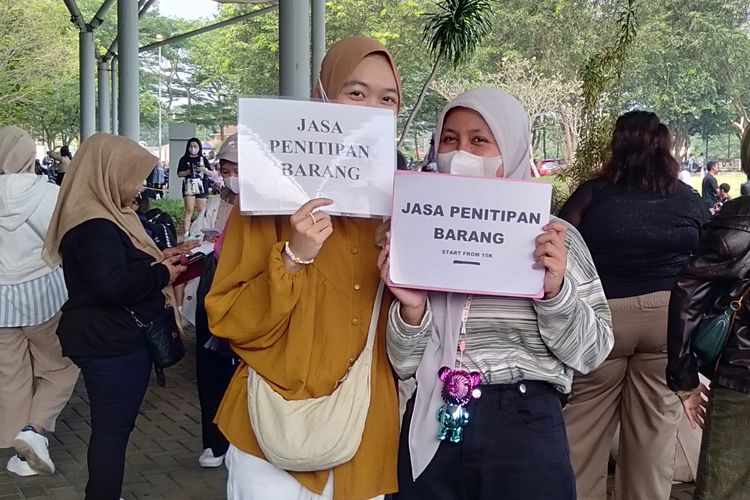 Rahma dan Rani yang menawarkan jasa penitipan barang di konser Suga BTS Agust D Tour in Jakarta day 1, di ICE BSD, Tangerang Selatan, Jumat (26/5/2023).