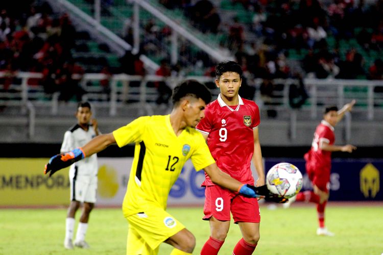Pemain Timnas Indonesia Hokky Caraka saat pertandingan Kualifikasi Piala Asia U20 2023 melawan Timor Leste yang berakhir dengan skor 4-0 di Stadion Gelora Bung Tomo, Surabaya, Rabu (14/9/2022) malam.