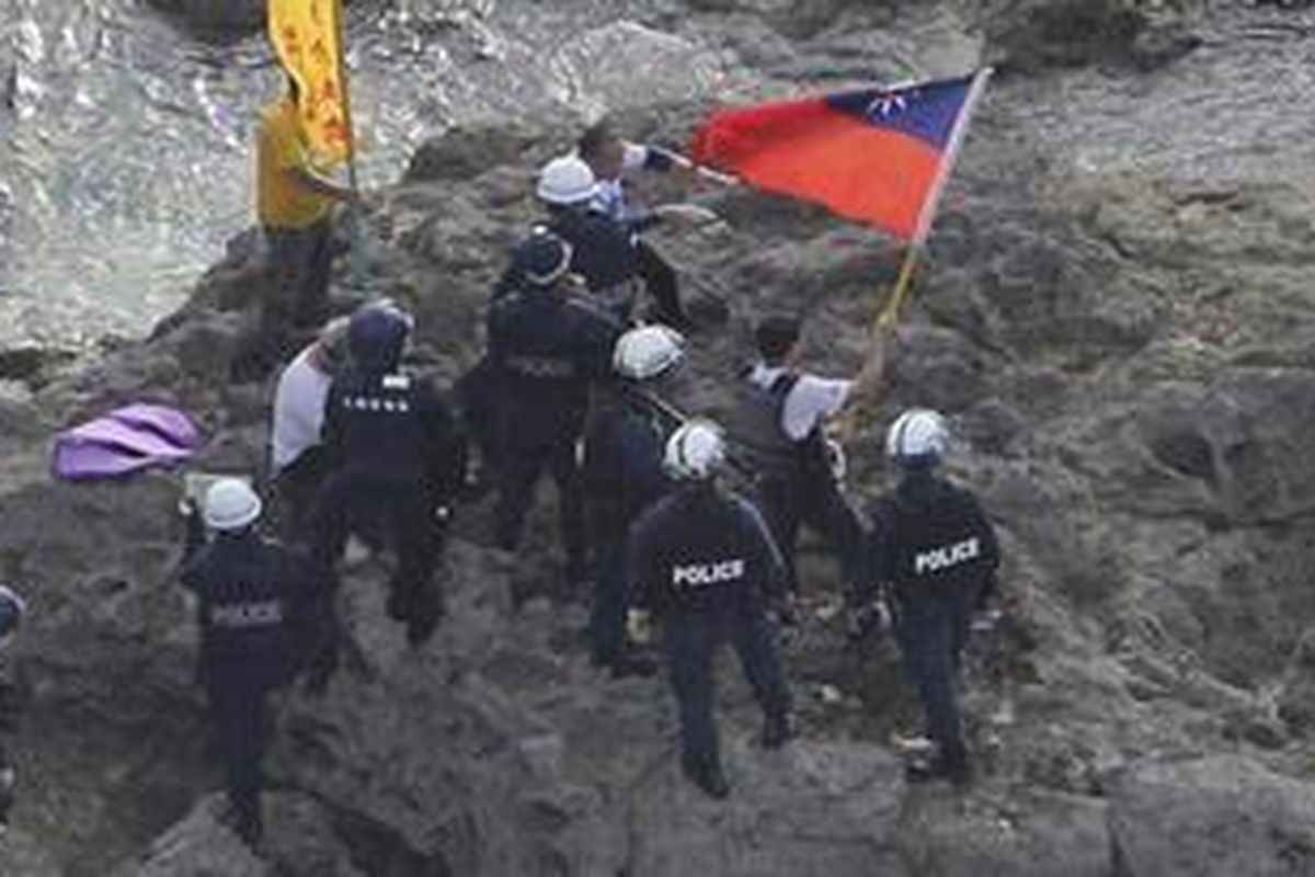Kepolisian Jepang menangkap para aktivis yang mengibarkan bendera di Pulau Senkaku yang masih diperebutkan.