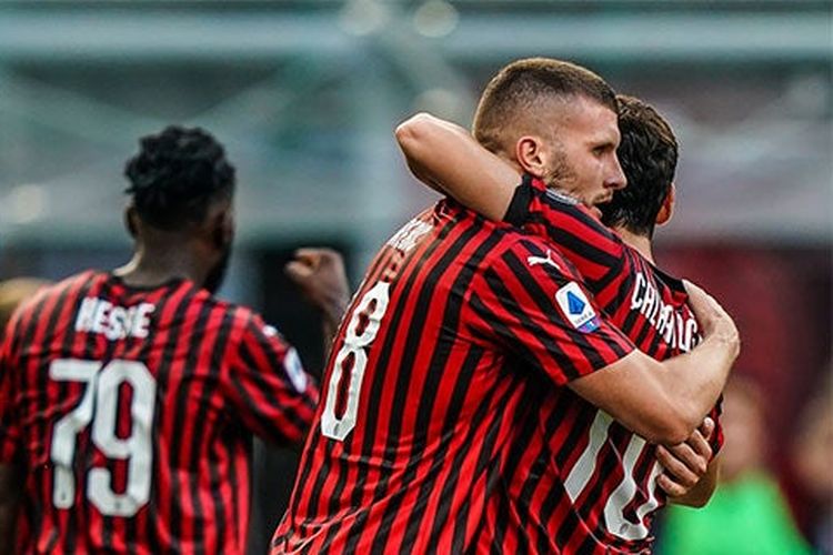 Ante Rebic dan Hakan Calhanoglu merayakan golnya ke gawang AS Roma, Minggu (28/6/2020) malam WIB.