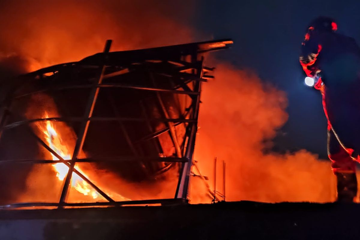 Petugas Damkar Kota Bekasi saat melakukan pemadaman api di sebuah bedeng dan rumah tinggal di Jalan Ciketing Udik Timur, Kelurahan Ciketing Udik, Kecamatan Bantargebang, Kota Bekasi pada Jumat (12/8/2022). 