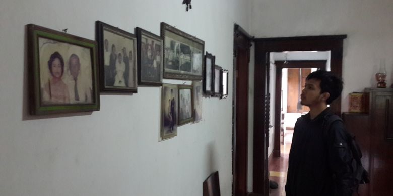 Koleksi foto keluarga pemilik rumah kuno peninggalan Belanda di Koridor Kayu Tangan, Kota Malang, Minggu (17/12/2017).