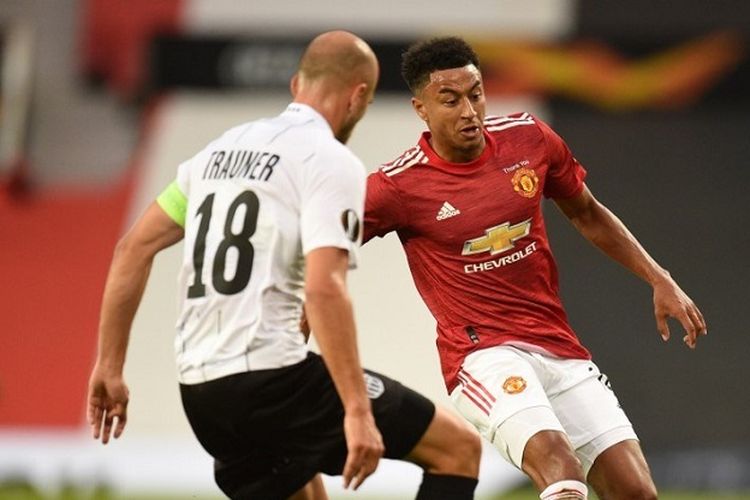 Gelandang Manchester United Jesse Lingard (merah) dalam penjagaan bek LASK Gernot Trauner selama pertandingan babak 16 besar Liga Europa antara Man United vs LASK di Old Trafford, Manchester, Inggris, pada 5 Agustus 2020.