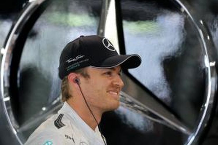 Pebalap Mercedes asal Jerman, Nico Rosberg, berbicara dengan dengan kru di pit pada sesi latihan ketiga GP Jepang di Sirkuit Suzuka, Sabtu (4/10/2014).