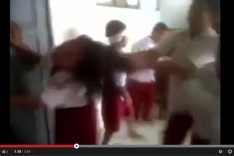 Cuplikan video aksi anak-anak sekolah dasar yang diunggah di Youtube. Video ini beredar di media sosial dan menuai keprihatinan.