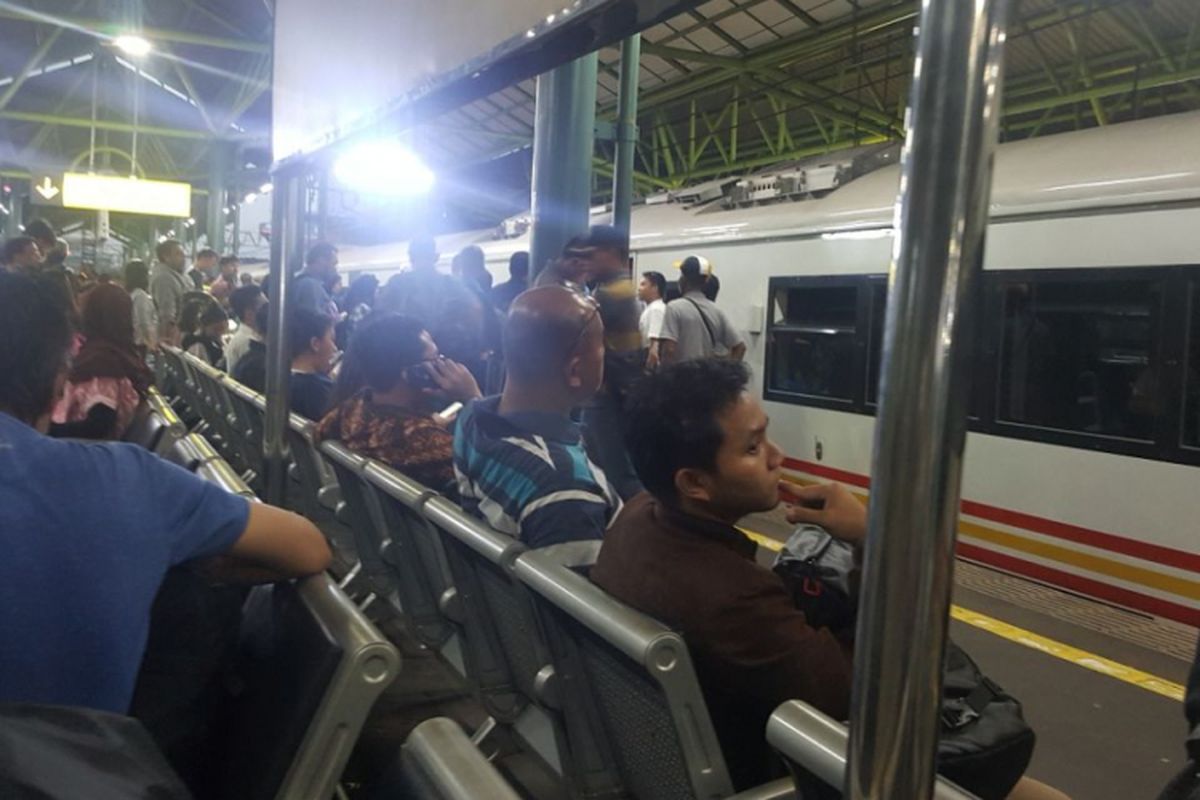 Sejumlah penumpang kereta Argo Parahyangan menunggu di Stasiun Gambir, Jakarta Pusat, Jumat (15/9/2017).