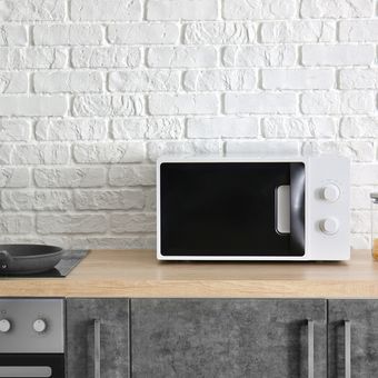 Ilustrasi microwave, Ilustrasi dapur dengan dinding batu bata yang dicat putih.