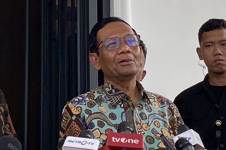 Mahfud MD usai menerima kunjungan Menko Polhukam Hadi Tjahjanto di kediamannya, Kuningan, Jakarta Selatan, Kamis (22/2/2024).