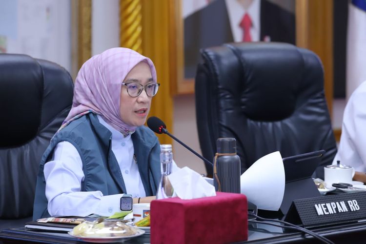 Menteri Pendayagunaan Aparatur Sipil Negara dan Reformasi Birokrasi (Menpan-RB) Rini Widyantini dalam Rapat Koordinasi Penyelesaian Tenaga Non-ASN di Instansi Pemerintah Daerah, Rabu (8/1/2025).